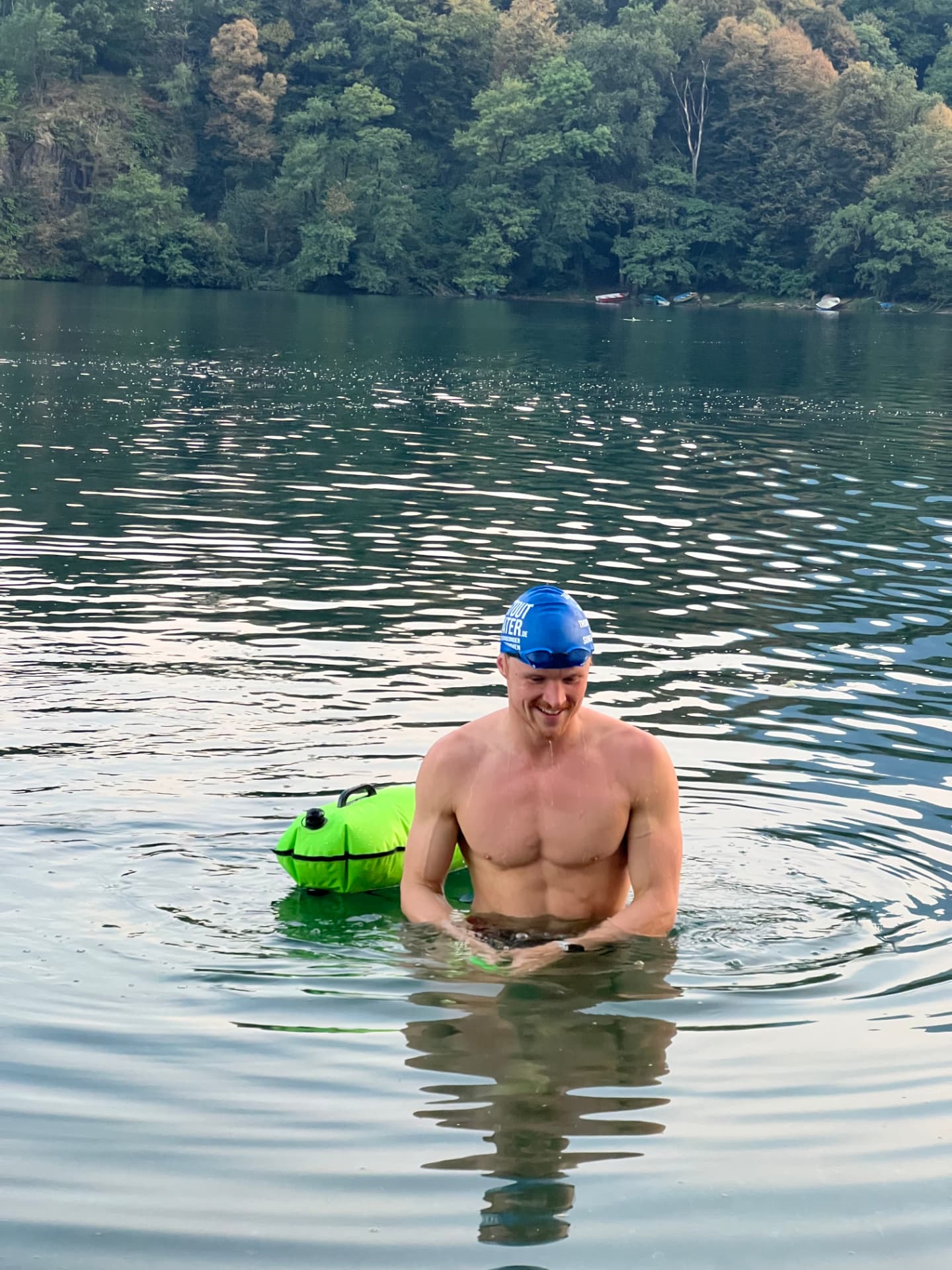 Leon beim Freiwassertraining im See