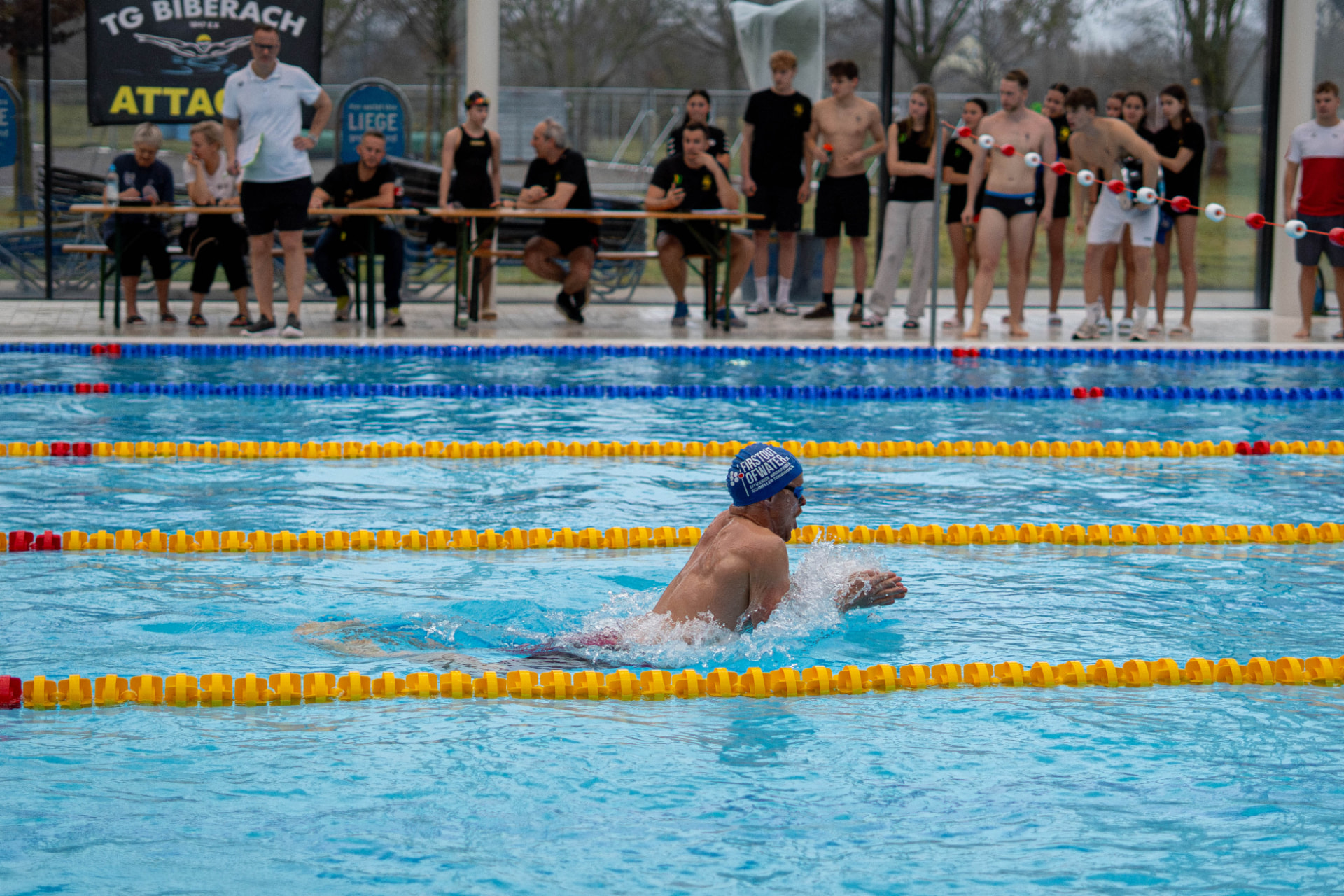 Leon schwimmt Brust im Wettkampfrennen